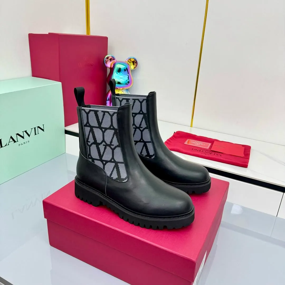 👟👟Ex-factory price 620👟👟 Valentino. Valentino counter’s latest series of V-style short boots with rivets and metal elements. The upper foot is luxurious and gorgeous. The details are perfect. Exquisite and durable. Can be matched with beautiful clothing in spring, summer, autumn and winter. Fabric: Original customized calfskin upper with metal plating brand exclusive rivet buckle that will never oxidize and fade. Original cowhide lining. Feet. Original molded Logo wear-resistant velvet rubber combination outsole. SIZE: 35 to 40. (41 can be customized and cannot be returned or exchanged) Equipped with original packaging at the counter!